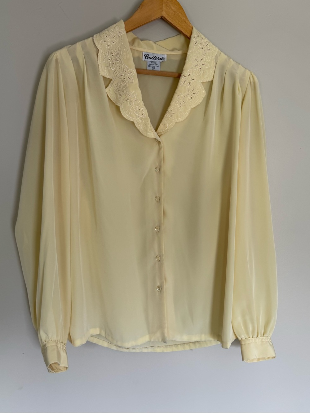 VTG Gailord Pastel Butter Yellow Blouse
Sz 12 Delicate Scalloped Lace Collar